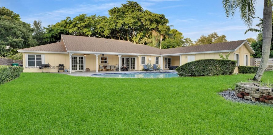 House in Miami, Florida 6 bedrooms, 274.9 sq.m. № 1977851