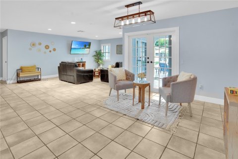 House in Miami, Florida 6 bedrooms, 274.9 sq.m. № 1977851 - photo 7