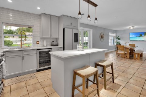 House in Miami, Florida 6 bedrooms, 274.9 sq.m. № 1977851 - photo 8