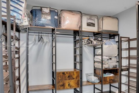 House in Miami, Florida 6 bedrooms, 274.9 sq.m. № 1977851 - photo 16