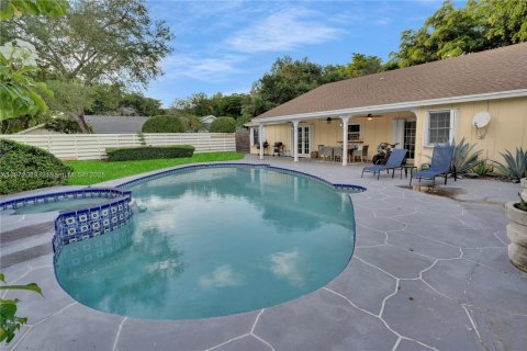 House in Miami, Florida 6 bedrooms, 274.9 sq.m. № 1977851 - photo 27