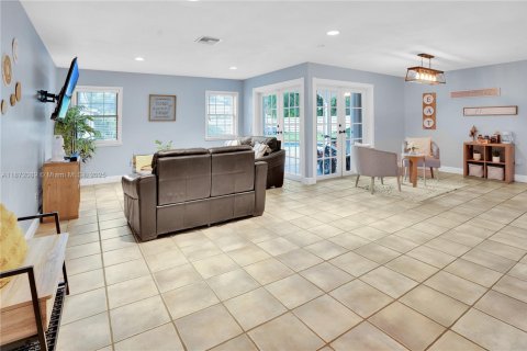 House in Miami, Florida 6 bedrooms, 274.9 sq.m. № 1977851 - photo 6