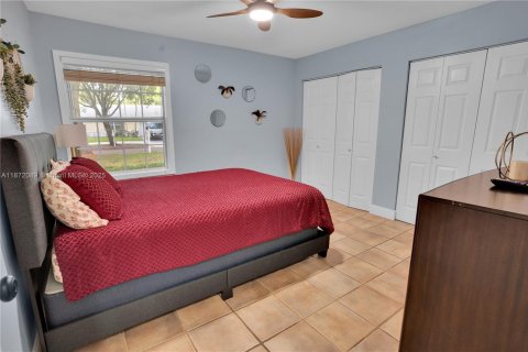 House in Miami, Florida 6 bedrooms, 274.9 sq.m. № 1977851 - photo 21