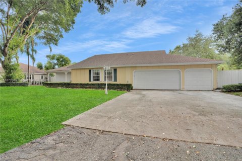 House in Miami, Florida 6 bedrooms, 274.9 sq.m. № 1977851 - photo 3