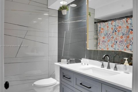 House in Miami, Florida 6 bedrooms, 274.9 sq.m. № 1977851 - photo 18