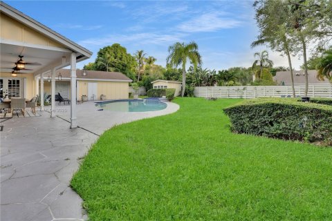 House in Miami, Florida 6 bedrooms, 274.9 sq.m. № 1977851 - photo 28
