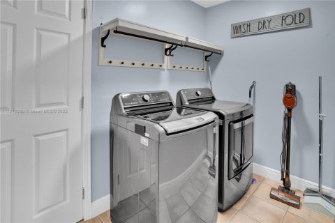 House in Miami, Florida 6 bedrooms, 274.9 sq.m. № 1977851 - photo 24