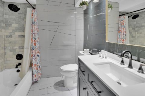 House in Miami, Florida 6 bedrooms, 274.9 sq.m. № 1977851 - photo 19