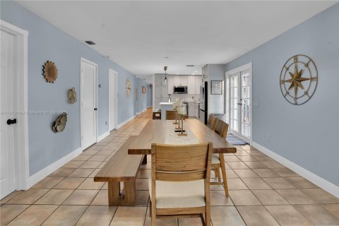 House in Miami, Florida 6 bedrooms, 274.9 sq.m. № 1977851 - photo 11