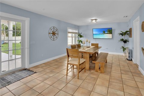 House in Miami, Florida 6 bedrooms, 274.9 sq.m. № 1977851 - photo 10