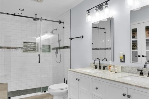 House in Miami, Florida 6 bedrooms, 274.9 sq.m. № 1977851 - photo 15