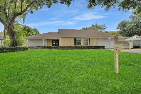 House in Miami, Florida 6 bedrooms, 274.9 sq.m. № 1977851 - photo 2