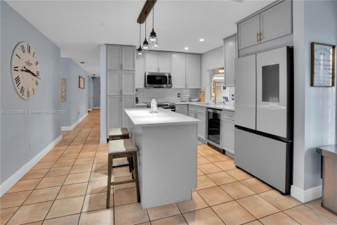 House in Miami, Florida 6 bedrooms, 274.9 sq.m. № 1977851 - photo 9