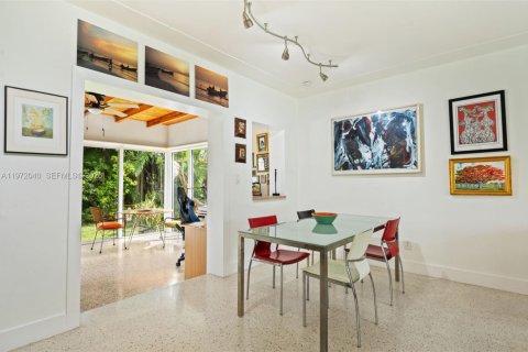 House in Surfside, Florida 2 bedrooms, 106.47 sq.m. № 2041126 - photo 6