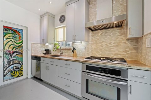 House in Surfside, Florida 2 bedrooms, 106.47 sq.m. № 2041126 - photo 10