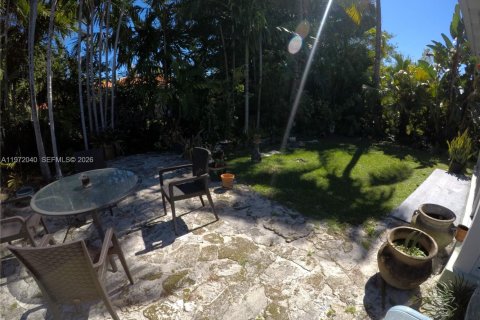 House in Surfside, Florida 2 bedrooms, 106.47 sq.m. № 2041126 - photo 29