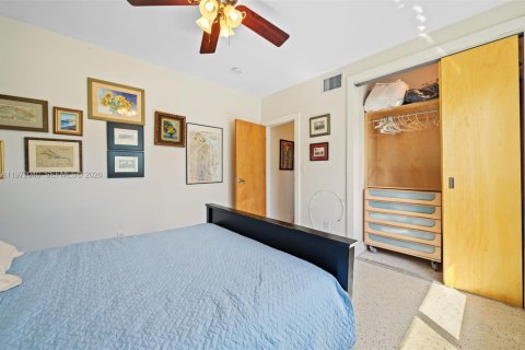 House in Surfside, Florida 2 bedrooms, 106.47 sq.m. № 2041126 - photo 19