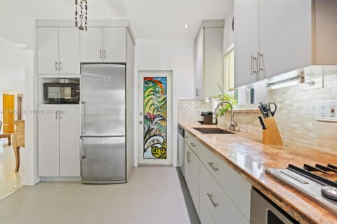 House in Surfside, Florida 2 bedrooms, 106.47 sq.m. № 2041126 - photo 11