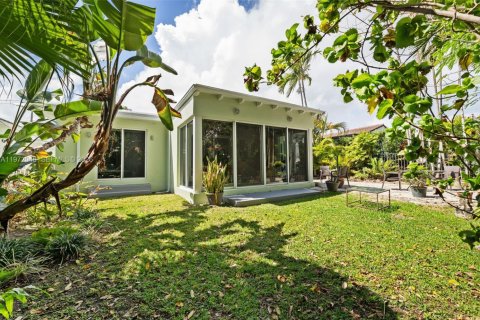 House in Surfside, Florida 2 bedrooms, 106.47 sq.m. № 2041126 - photo 25