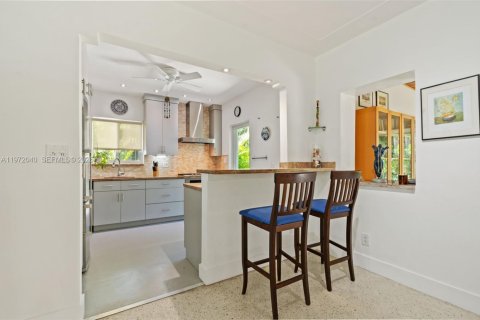 House in Surfside, Florida 2 bedrooms, 106.47 sq.m. № 2041126 - photo 8