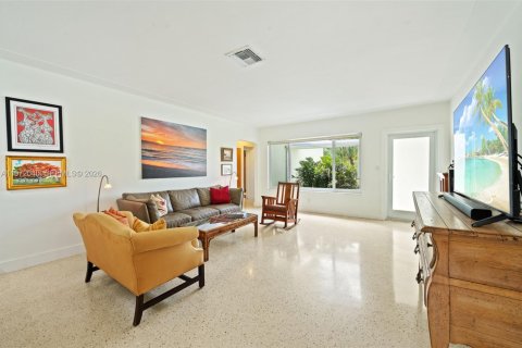 House in Surfside, Florida 2 bedrooms, 106.47 sq.m. № 2041126 - photo 4