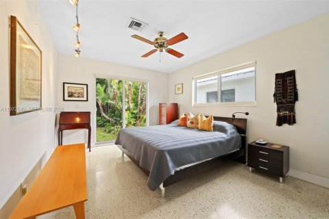 House in Surfside, Florida 2 bedrooms, 106.47 sq.m. № 2041126 - photo 14