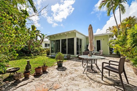 House in Surfside, Florida 2 bedrooms, 106.47 sq.m. № 2041126 - photo 28