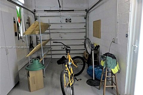 House in Surfside, Florida 2 bedrooms, 106.47 sq.m. № 2041126 - photo 24