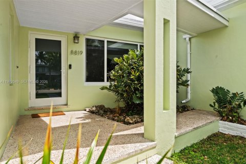 House in Surfside, Florida 2 bedrooms, 106.47 sq.m. № 2041126 - photo 3