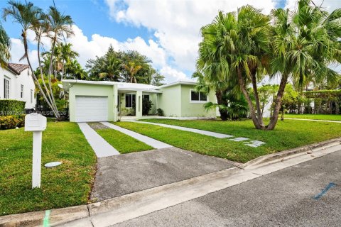 House in Surfside, Florida 2 bedrooms, 106.47 sq.m. № 2041126 - photo 2