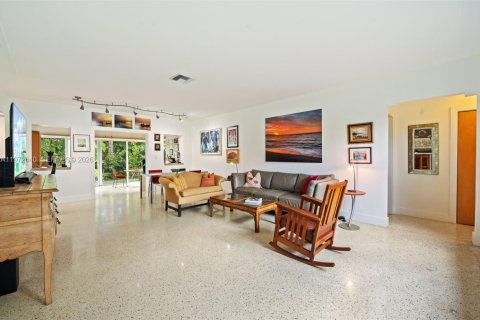 House in Surfside, Florida 2 bedrooms, 106.47 sq.m. № 2041126 - photo 5