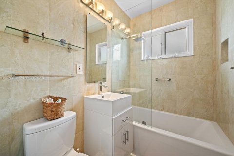 House in Surfside, Florida 2 bedrooms, 106.47 sq.m. № 2041126 - photo 20