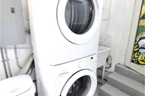 House in Surfside, Florida 2 bedrooms, 106.47 sq.m. № 2041126 - photo 23