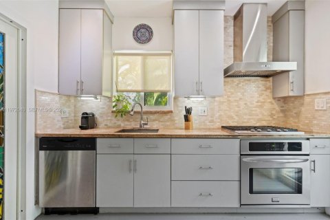 House in Surfside, Florida 2 bedrooms, 106.47 sq.m. № 2041126 - photo 9