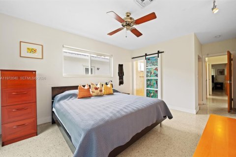 House in Surfside, Florida 2 bedrooms, 106.47 sq.m. № 2041126 - photo 15