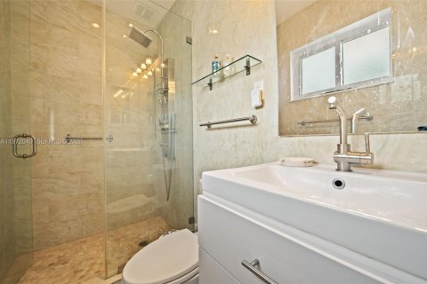 House in Surfside, Florida 2 bedrooms, 106.47 sq.m. № 2041126 - photo 17