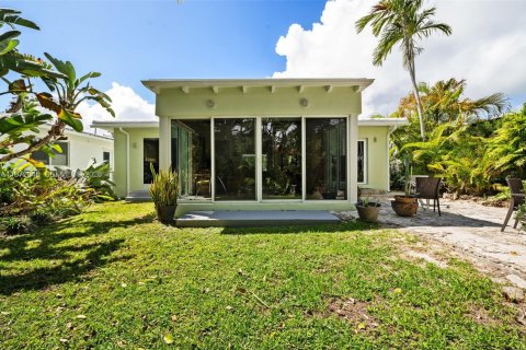 House in Surfside, Florida 2 bedrooms, 106.47 sq.m. № 2041126 - photo 26