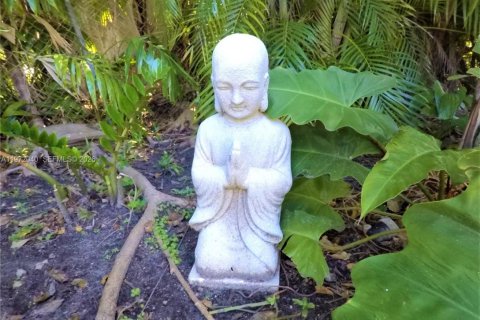 House in Surfside, Florida 2 bedrooms, 106.47 sq.m. № 2041126 - photo 30