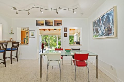 House in Surfside, Florida 2 bedrooms, 106.47 sq.m. № 2041126 - photo 7