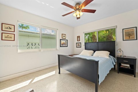 House in Surfside, Florida 2 bedrooms, 106.47 sq.m. № 2041126 - photo 18