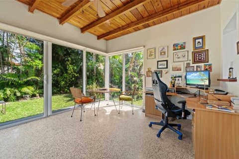 House in Surfside, Florida 2 bedrooms, 106.47 sq.m. № 2041126 - photo 21