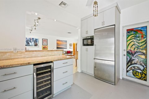 House in Surfside, Florida 2 bedrooms, 106.47 sq.m. № 2041126 - photo 12