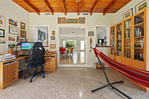 House in Surfside, Florida 2 bedrooms, 106.47 sq.m. № 2041126 - photo 22