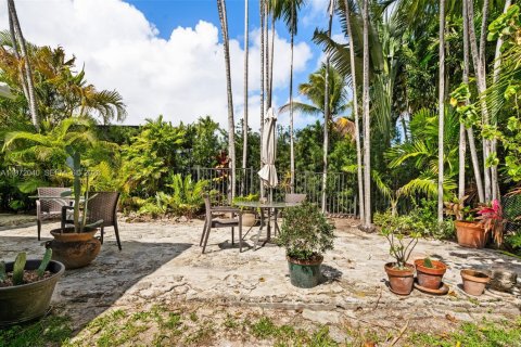 House in Surfside, Florida 2 bedrooms, 106.47 sq.m. № 2041126 - photo 27