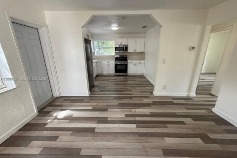 Villa ou maison à louer à Hollywood, Floride: 3 chambres, 102.19 m2 № 2168806 - photo 4
