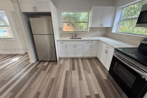 Villa ou maison à louer à Hollywood, Floride: 3 chambres, 102.19 m2 № 2168806 - photo 3