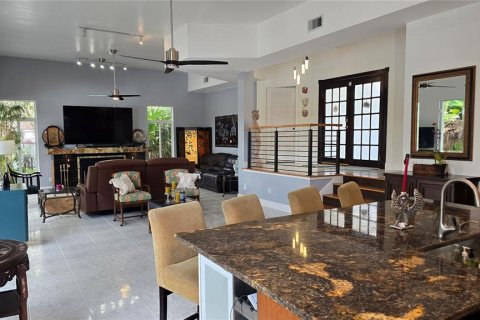 House in Tampa, Florida 6 bedrooms, 302.95 sq.m. № 2213720 - photo 9