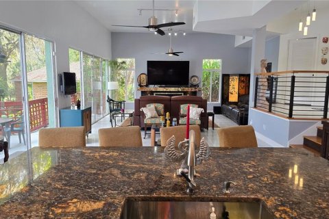 House in Tampa, Florida 6 bedrooms, 302.95 sq.m. № 2213720 - photo 8