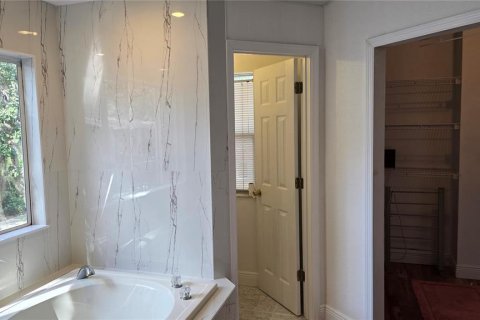 House in Tampa, Florida 6 bedrooms, 302.95 sq.m. № 2213720 - photo 25