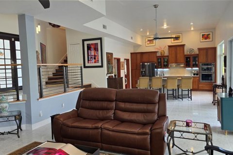 House in Tampa, Florida 6 bedrooms, 302.95 sq.m. № 2213720 - photo 10